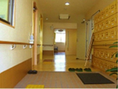 憩いの郷 加納の廊下。明るく見通しの良い廊下では夜間お一人でのご通行が安心して行えます。
