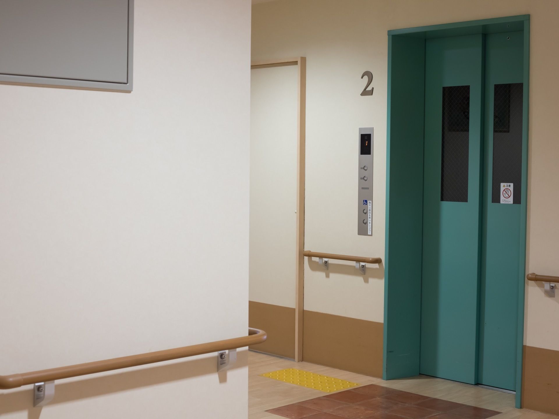 エレベーターが1基設置されている。手すりが備わっており、安全に移動ができる。床には点字ブロックが用意されている。