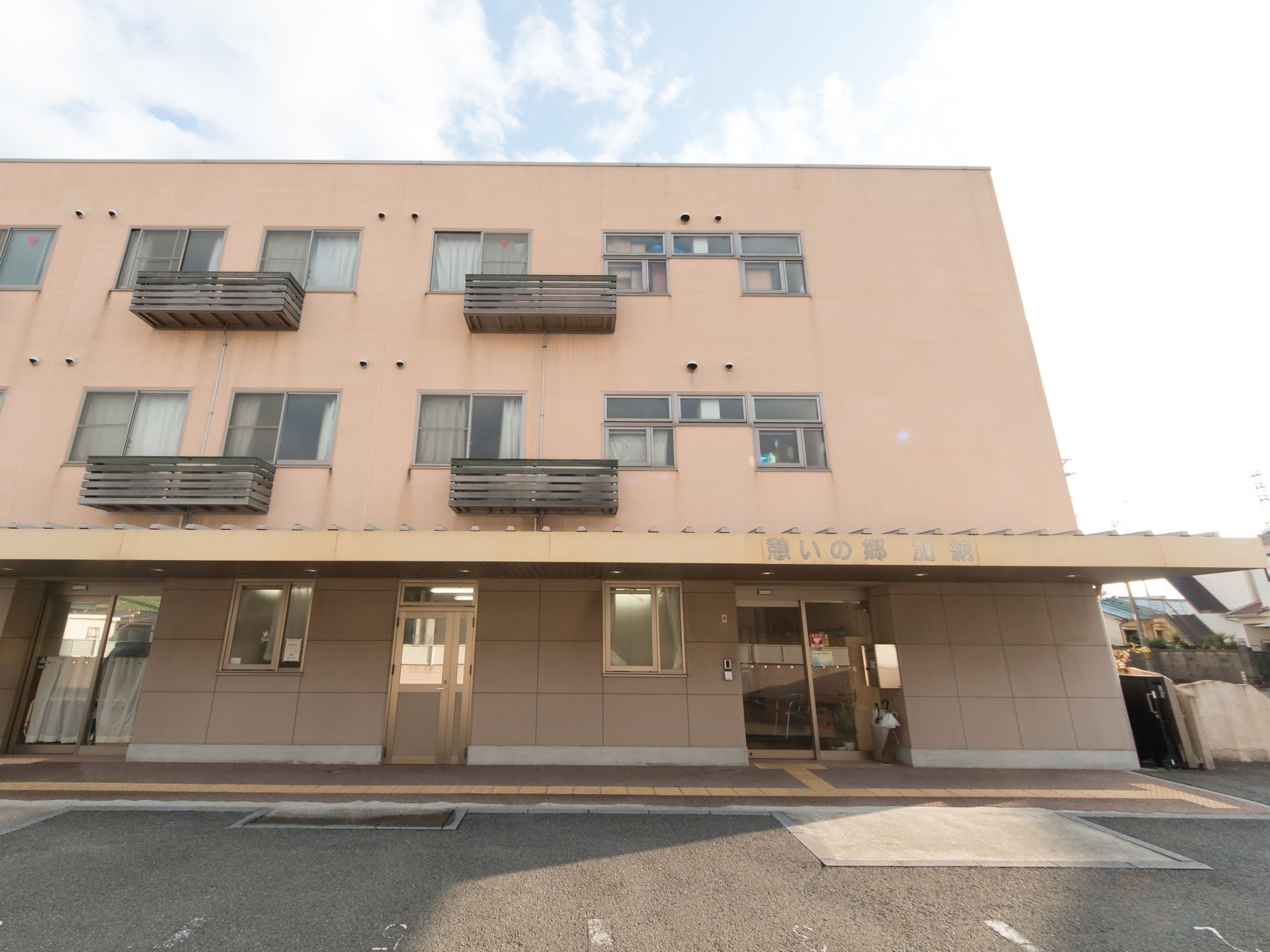 ３階建てとなっている。２階と３階は明るいベージュ、１階は茶色の外壁である。壁には窓をたくさん設けている。