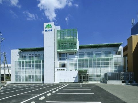 憩いの郷 紀三井寺の外観。大きな駐車場を完備しておりますので、ご来訪の際はお車でのお越しが出来ます。