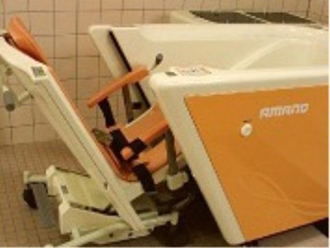 憩いの郷 紀三井寺の機械浴槽。充実した浴室環境を整えておりますので、ご負担の少ないご入浴をしていただけます。