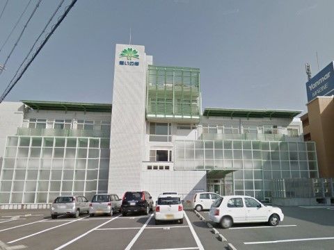 憩いの郷 紀三井寺の外観。ガラス張りとなっているきれいな施設外観。初めての方も入りやすい雰囲気。