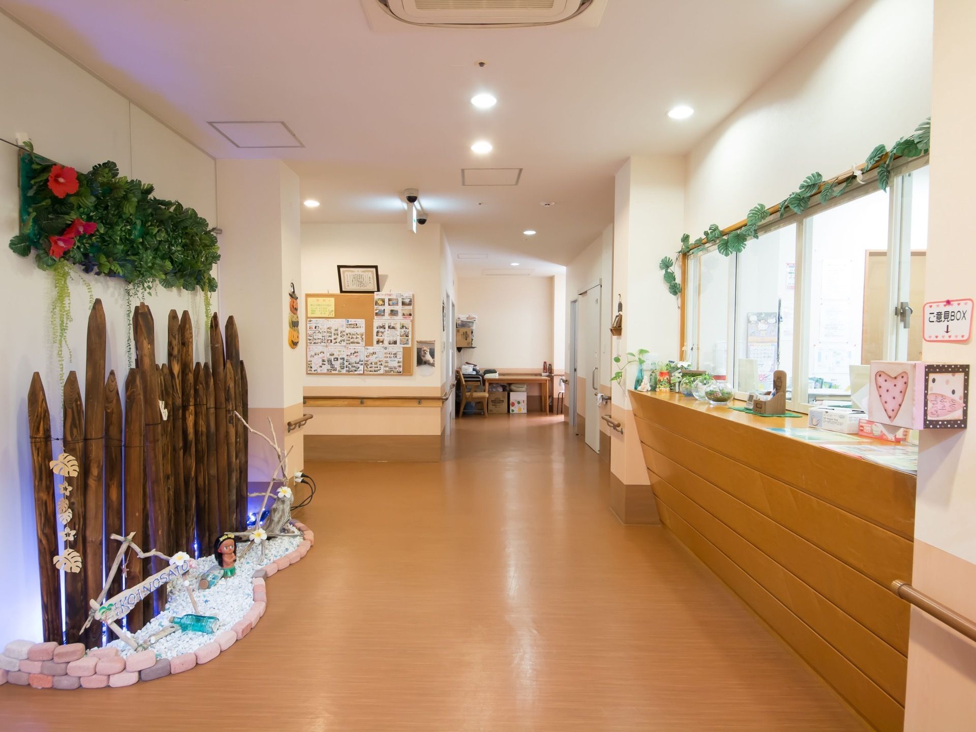 窓がある廊下は明るく、華やかな飾りが多く飾られている。壁に手すりが設置されており、体を支えながら移動することができる。