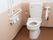 トイレの壁にはL字型に手すりを設置している。呼び出しボタンがあり、いざという時もすぐにスタッフに連絡をすることができる。
