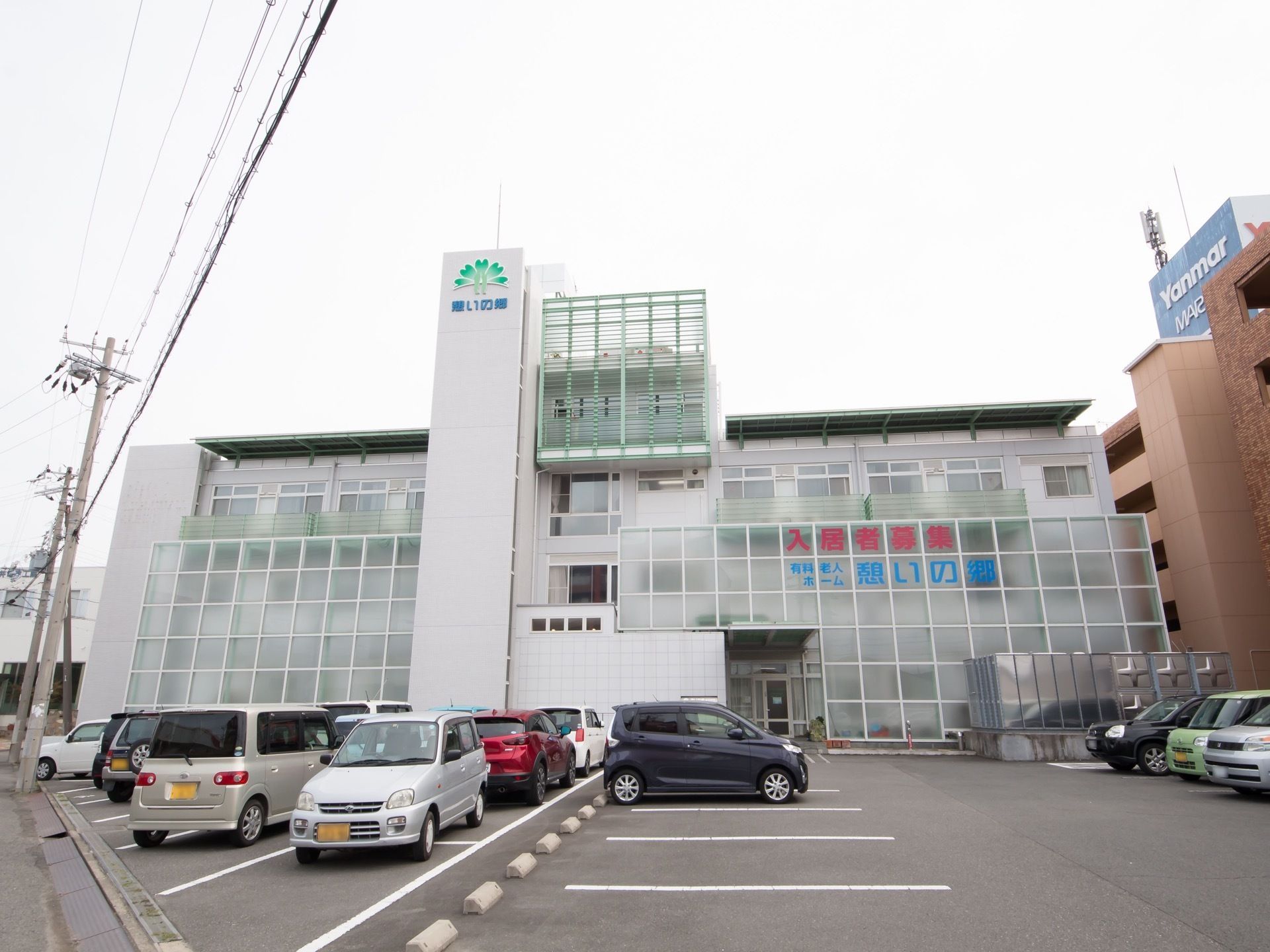 広々とした敷地が確保された大きな建物の施設である。数多くの車を停めることができる駐車場を完備している。