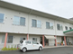 介護施設の外観と駐車場の様子