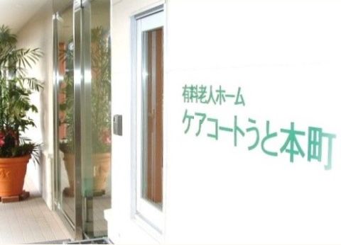ガラス張りの自動ドアの横に、インターフォンが設置されている施設の玄関