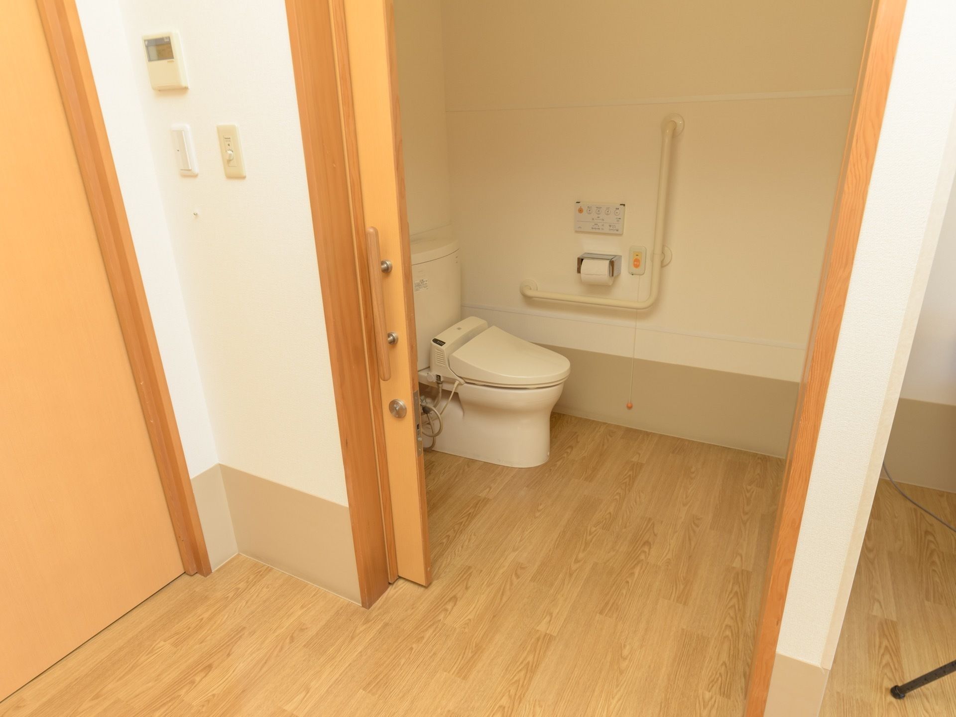 トイレのドアはスライド式で、簡単に開閉できるようになっている。間口も広いので、車椅子をご利用の方もスムーズに出入りできる。