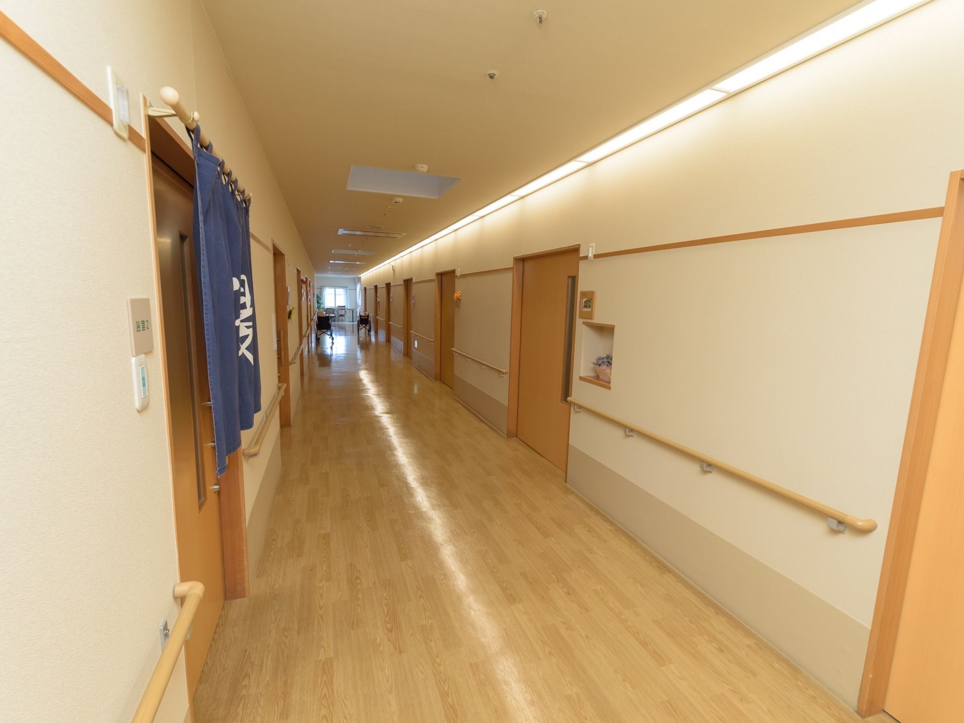 廊下は照明で照らされ明るく、通路幅も広い。左右の壁には手すりが設置され、掴まりながら通行できるようになっている。