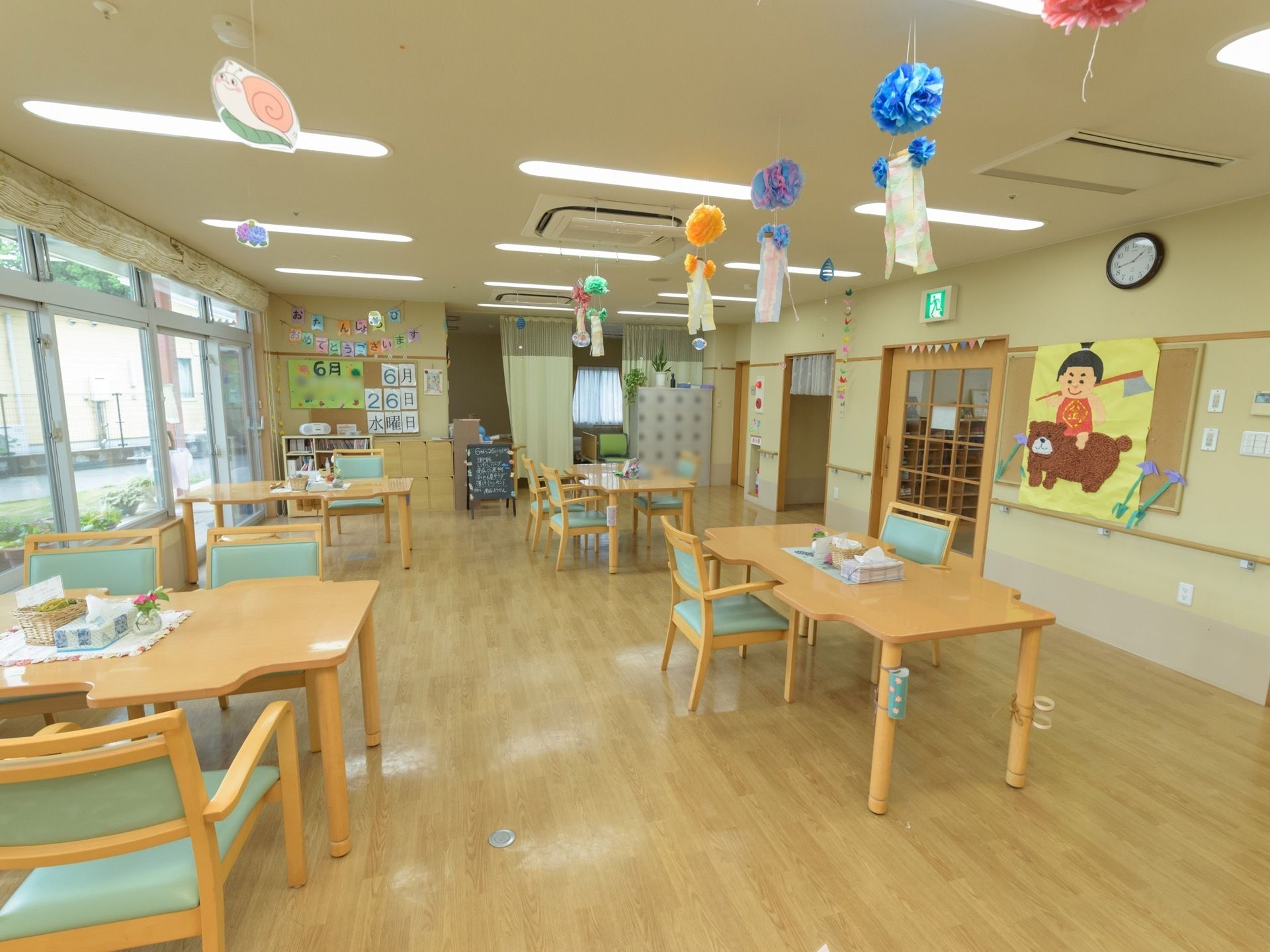 明るい室内には手作りの壁面装飾が多数飾られ、親しみやすい雰囲気になっている。広々とした空間で、寛いで過ごすことができる。