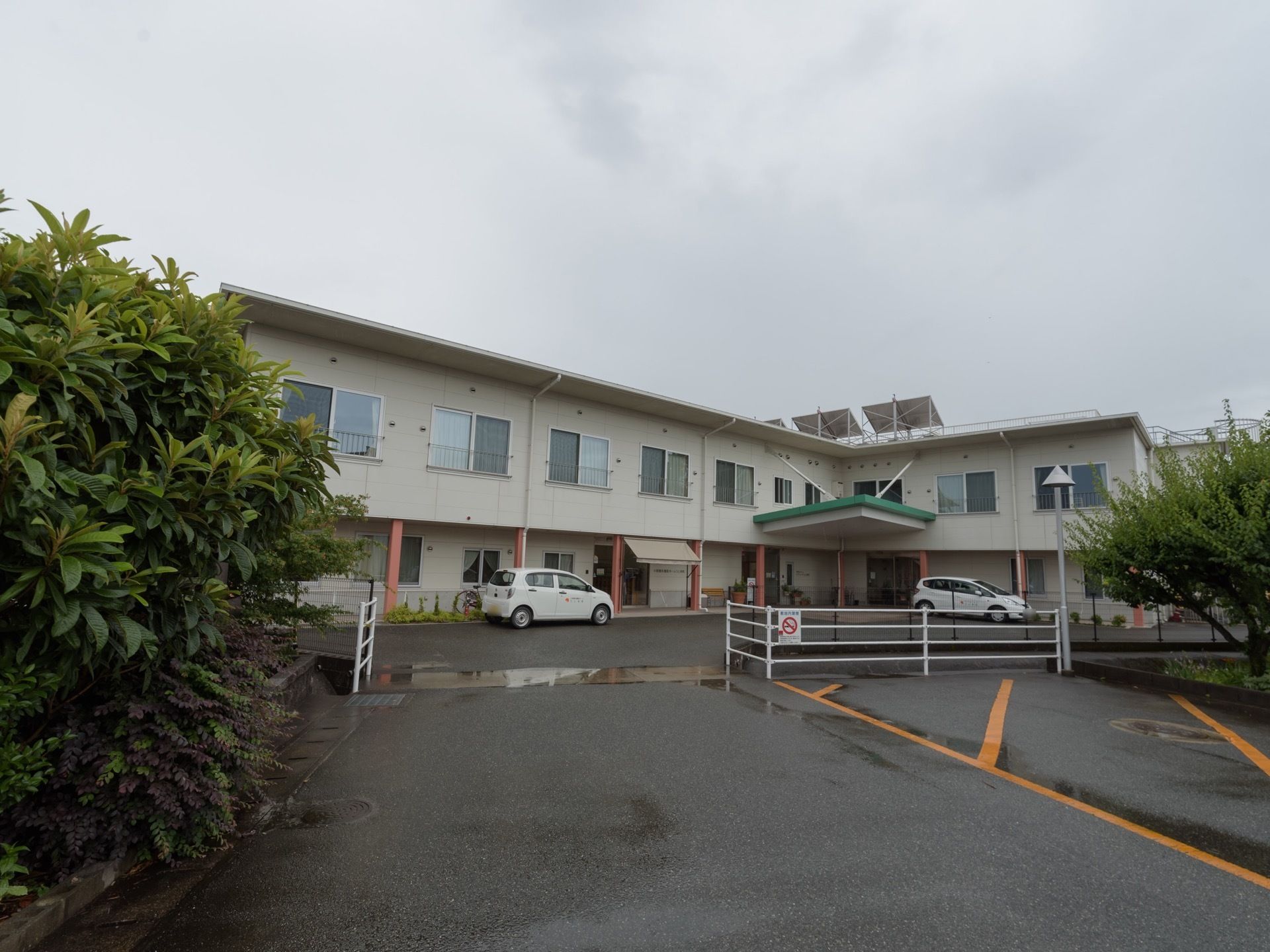 広々とした敷地内に、Ｌ字型の建物がゆったりと建てられている。窓が多く設置されているので、日の光を室内に入り明るい。