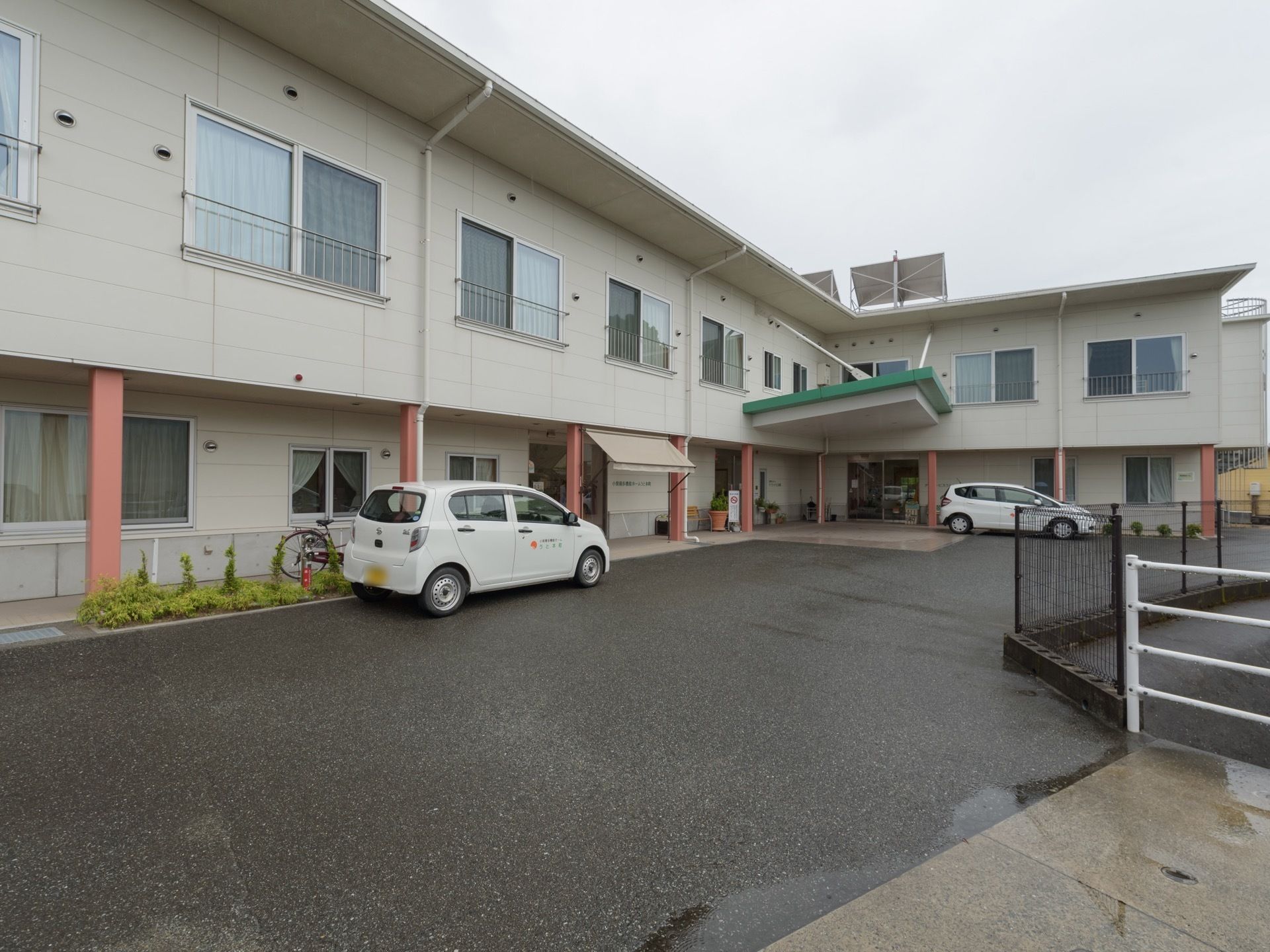 エントランスには屋根付きの車寄せが設置されている。天候の悪い日でも濡れにくく、快適に外出できるようになっている。