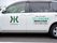 施設には白いボディカラーの専用車がある。後部座席のドアには緑色の文字で施設名、黒い文字で電話番号が書かれている。
