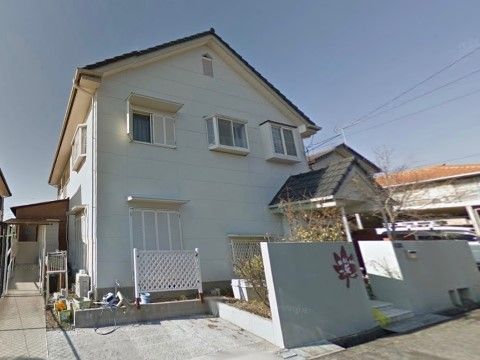 有料老人ホーム 椛の外観。真っ白な外壁が清潔感を与える施設外観。閑静な住宅街に立地している。