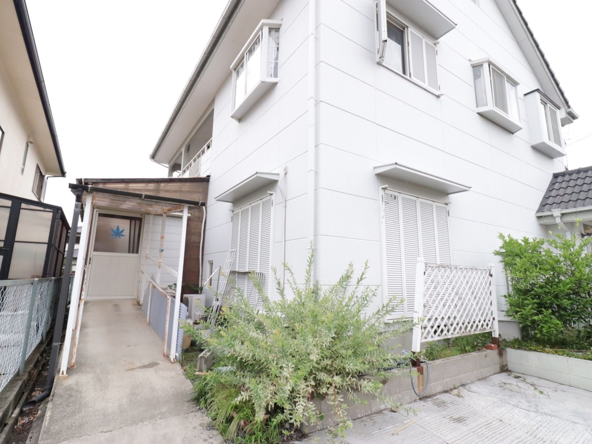 白い壁に三角屋根の建物である。２階建ての建物で、施設周囲には植栽が植えられている。施設前に駐車スペースがある。