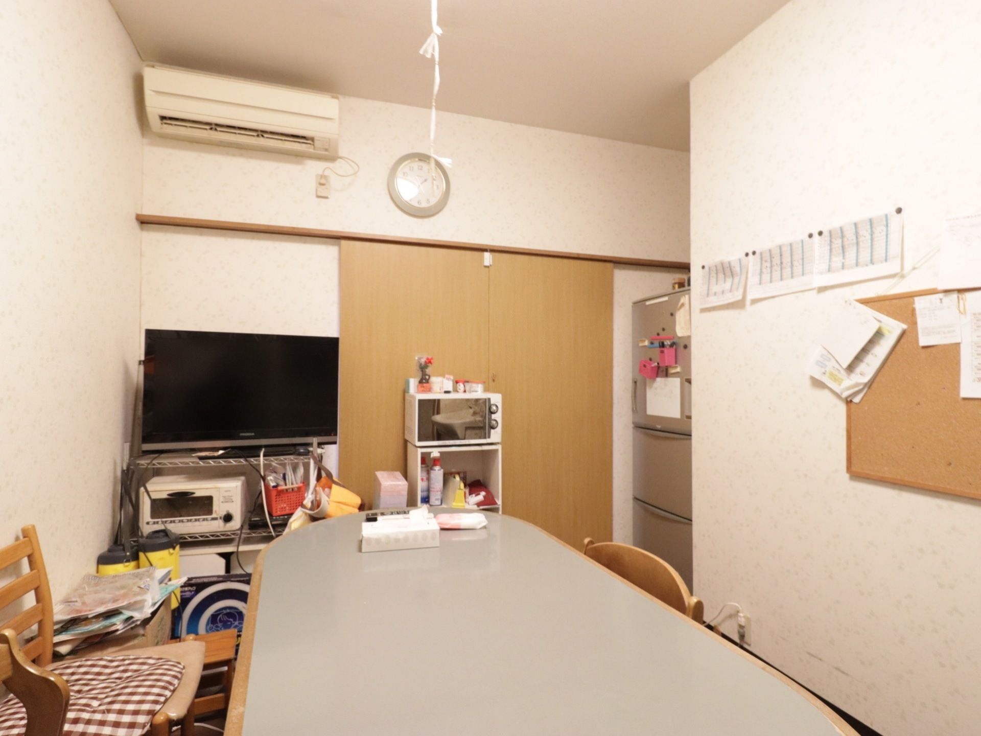 家族用サイズの冷蔵庫が置かれている。大型液晶テレビと、電子レンジが２台ある。エアコンが完備されている。