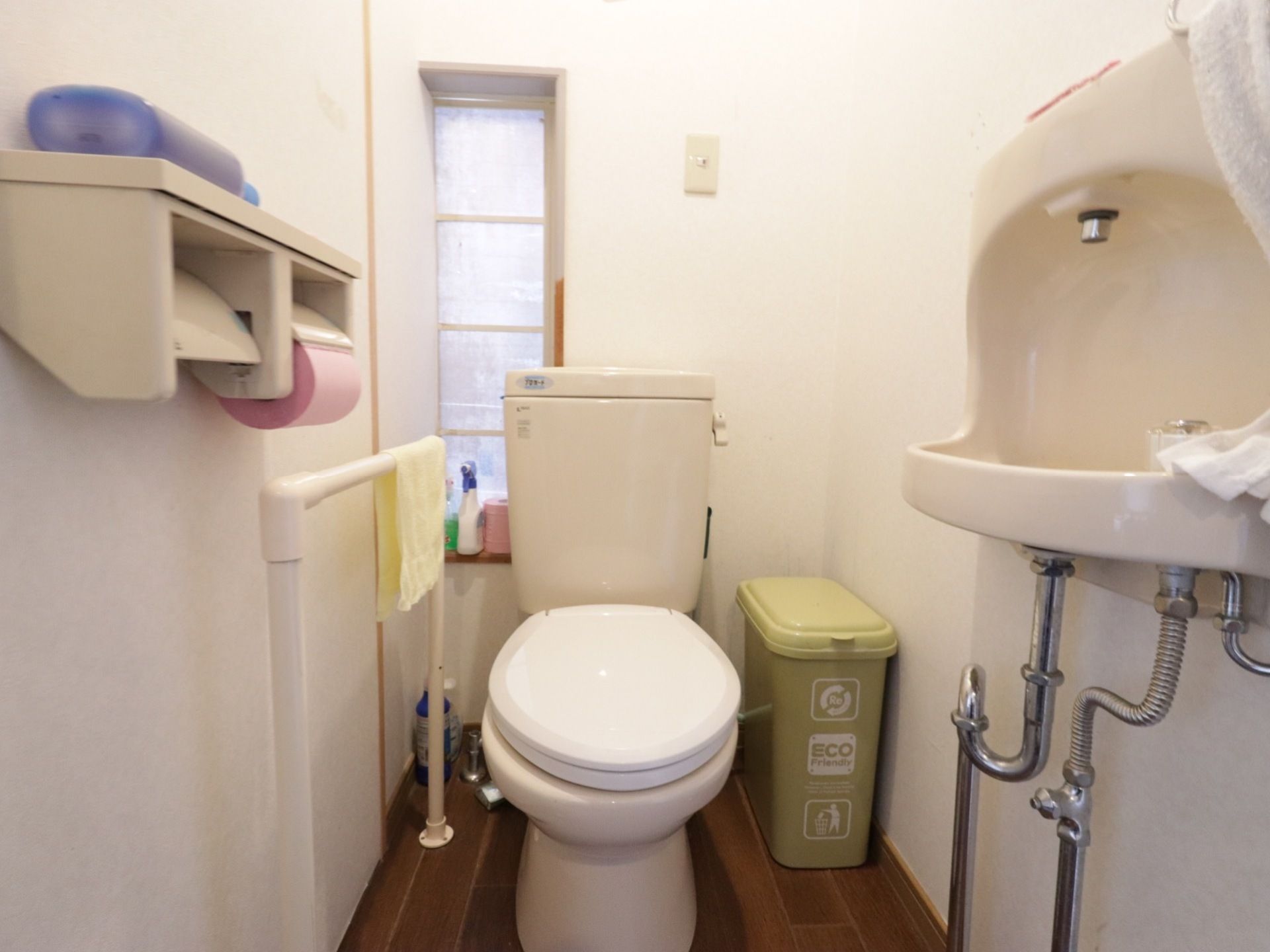 トイレ個室内に流しも設置されている。ごみ箱が置かれ、掴まって移動するための手すりが取り付けられている。