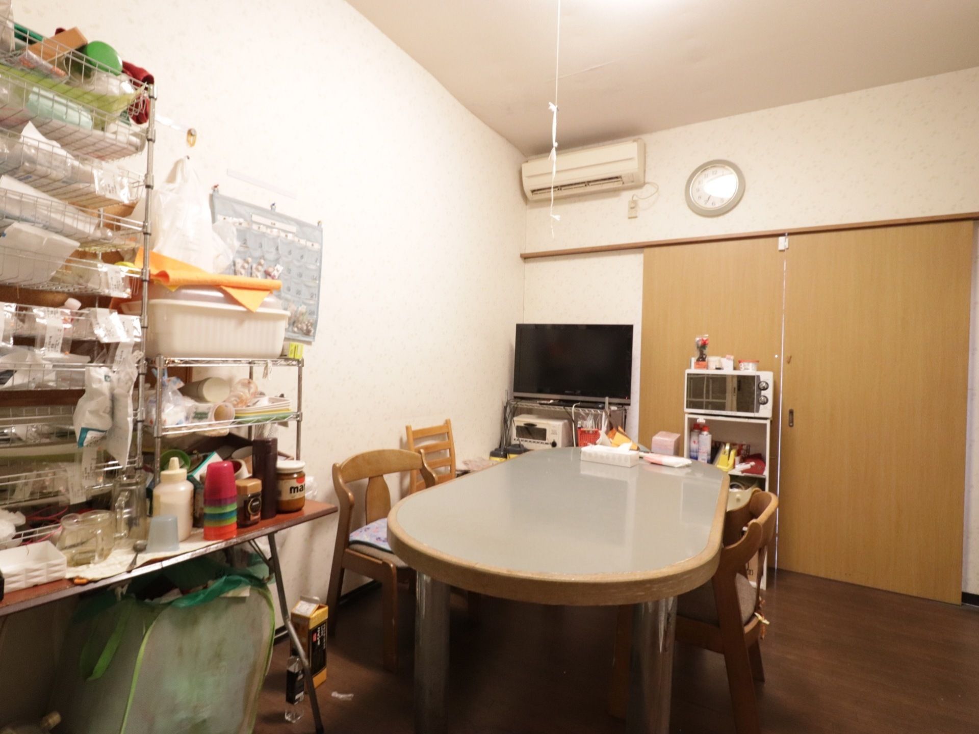 共有スペースはレンジや大型液晶テレビ、電気ポットなどが置かれ、自由に使うことができ、自宅と同じように過ごすことができる。