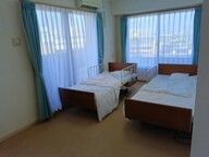 「サンベスト上福岡」の２人部屋・ベッド。白い小さなタンスを真ん中に設置している。