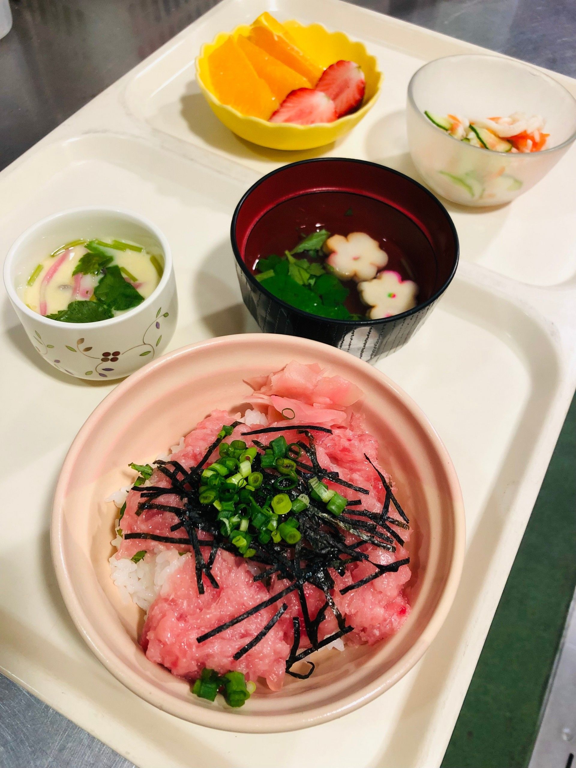 彩り豊かな食事の一例