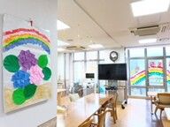 「サンベスト上福岡」の施設外観。８階建てのマンション型施設になっている。
