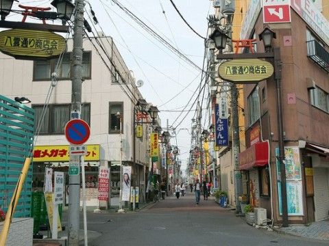 「サンベスト上福岡」の周辺環境。日常雑貨や衣類のお店等をご用意している。
