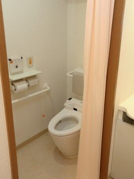 「サンベスト上福岡」の居室・トイレ。ご入居者様の立ち上がりの際に、掴みやすい手すりになっている。