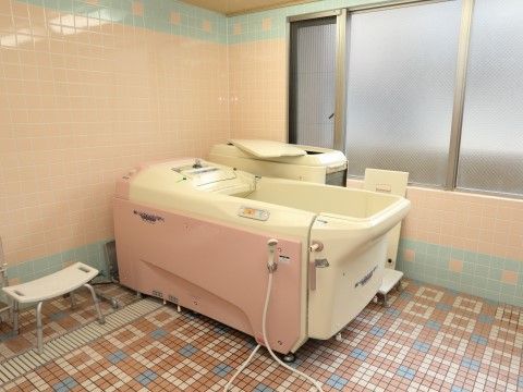 「サンベスト上福岡」の介護浴室。寝たきりの方、お身体の不自由な方にもご入浴ができる介護浴室をご用意している。