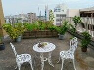 「サンベスト上福岡」のスタッフルーム。カウンターになっているので、スタッフと１対１で話しやすい。