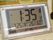 大きな文字盤の時計が用意されている。日付や曜日だけでなく、気温や湿度もわかるので、体調管理に役に立つ。