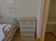 明るい個室の介護施設の部屋