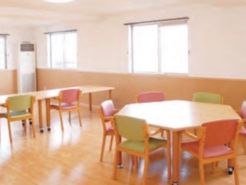 「サービス付き高齢者向け住宅 ひざし」の食堂。複数の窓を設置しており、採光性に優れた食堂にしている。