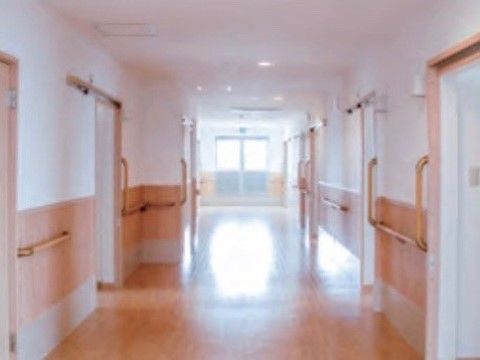 「サービス付き高齢者向け住宅 ひざし」の廊下。車椅子同士が余裕ですれ違いが可能な幅広い廊下になっている。