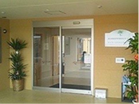 「サービス付き高齢者向け住宅 ひざし」のエントランス。観葉植物や自動扉が整っており、入居者様に出入りのしやすいエントランス。