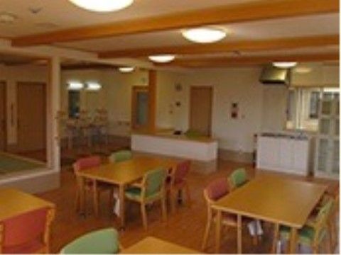 「サービス付き高齢者向け住宅 ひざし」の食堂。テーブルには4人で座ることができ、お食事しながら談笑が賑やかに食堂を包み込む。