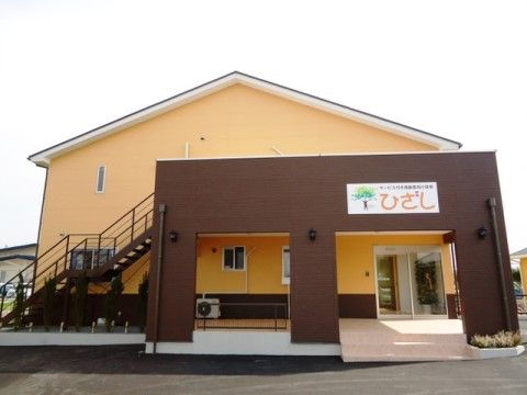 「サービス付き高齢者向け住宅 ひざし」の外観。道路沿いからエントランスはフラットな面を施している。