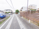屋外の駐車場と周辺の環境