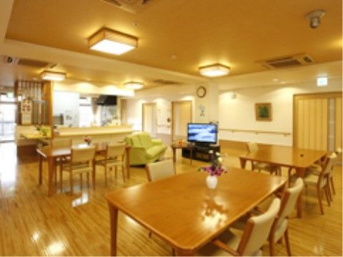 「ワンズヴィラ池鯉鮒」の食堂。キッチンスペースが設けられ、テレビやテーブルとチェアを設置しているアットホームな空間である。