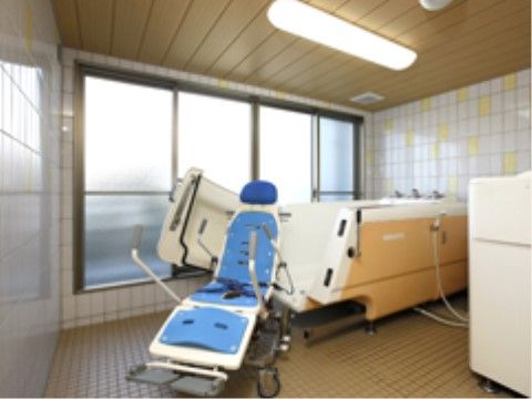 「ワンズヴィラ池鯉鮒」の浴室。機械浴室があり、介護度の重い方も心配すること無く入浴することができる。