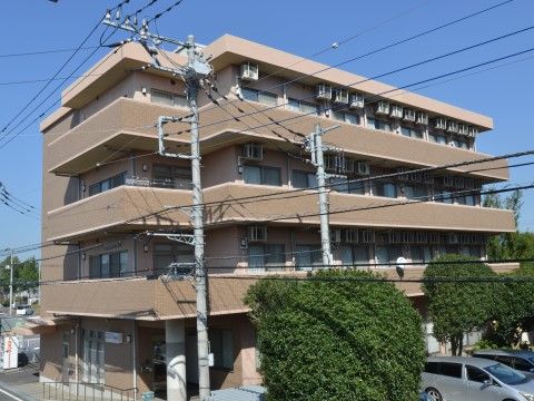「らいふつくば花畑」の外観。住宅街に建つ、４階建てのマンション型施設である。