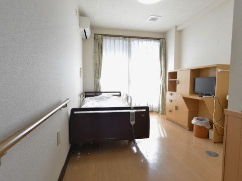 「らいふつくば花畑」の居室。窓辺からの日差しが、気持ち良く注がれる。