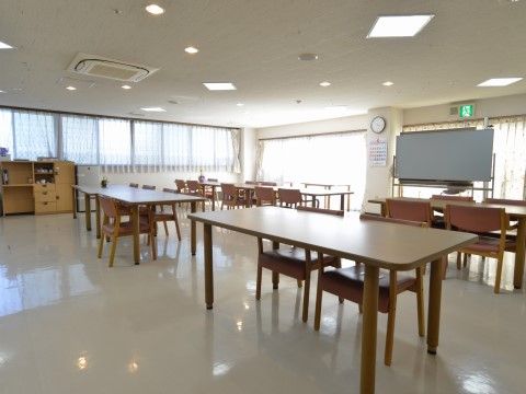 「らいふつくば花畑」のダイニング。使いやすく、丁度良い高さのテーブルとチェアを設置している。
