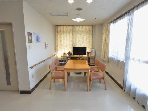 「らいふつくば花畑」の談話コーナー。ご入居者様の集いの場で、交流を盛んに行える。