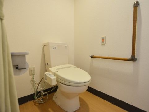 「らいふつくば花畑」の居室・トイレ。立ち上がり時の負担を軽くするため、手すりを設置している。