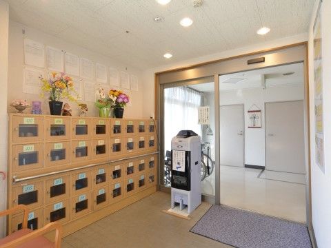 「らいふつくば花畑」のエントランス・靴箱。来訪者の方は、スリッパをご用意しています。
