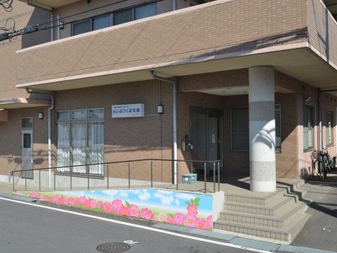 「らいふつくば花畑」のエントランス。スロープの外壁には、お花柄の模様がついている。
