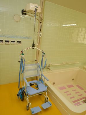 機械浴の設備が整った浴室