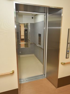 奥行のあるエレベーター