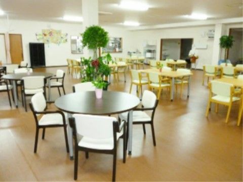 「いこいの里 伊万里」のダイニング。丸型、四角型のテーブルに分けられており自由にな席に座ることができる。