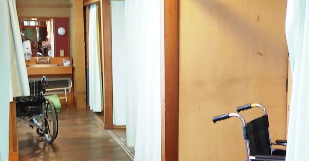 車椅子が置かれた廊下
